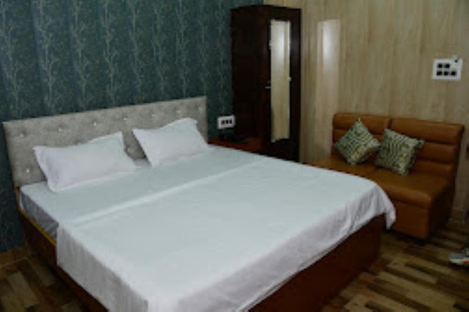 Отель Renu Paradise , Ayodhya Экстерьер фото